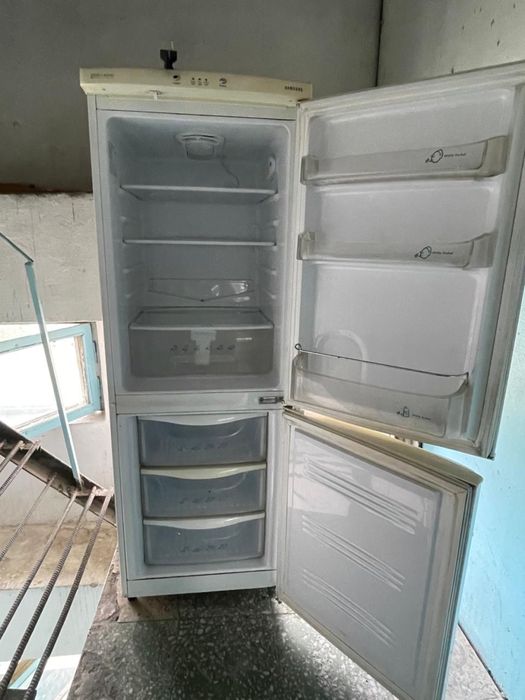 Холодильник Samsung