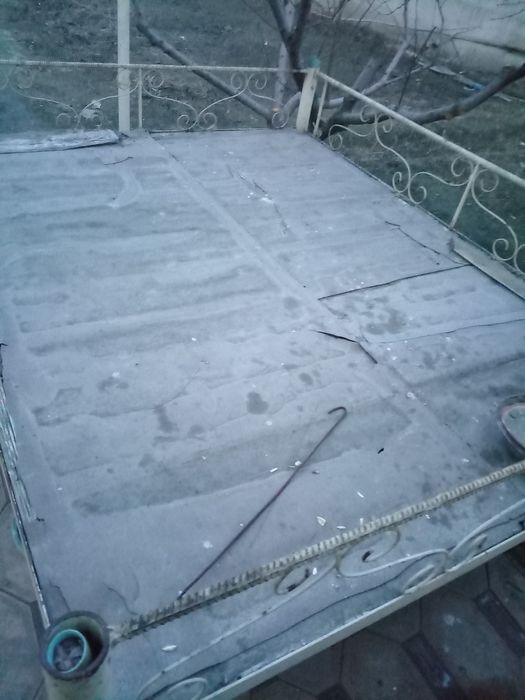 Sori eski lekin mustaxkam hech qayeriga zarar yetmagan boyasa yangidek