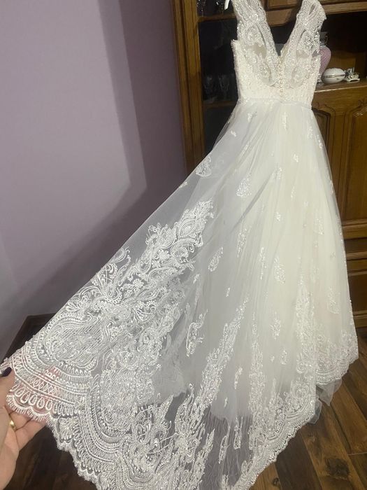 Vând rochie de mireasă tip prințesă, mărimea M