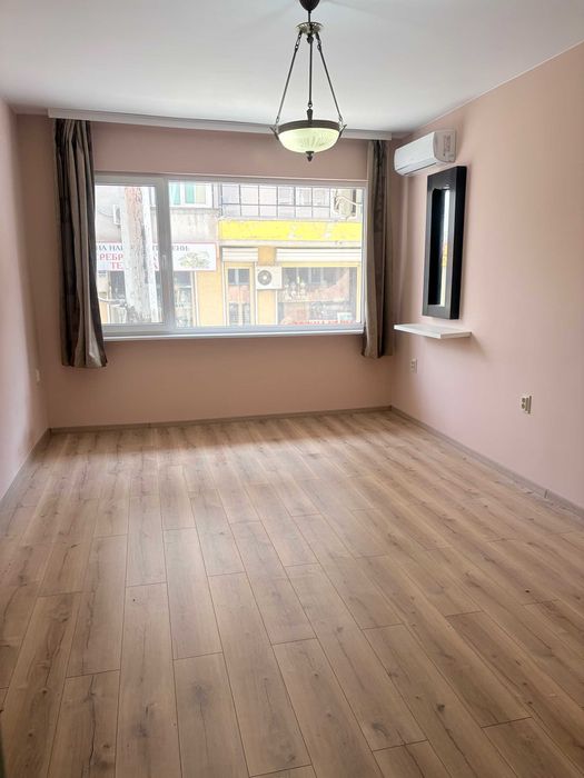 Тристаен апартамент с отлична локация.