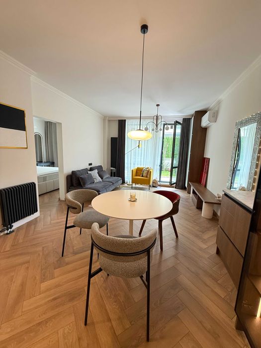 Дава се под наем обзаведен двустаен апартамент със собствен двор