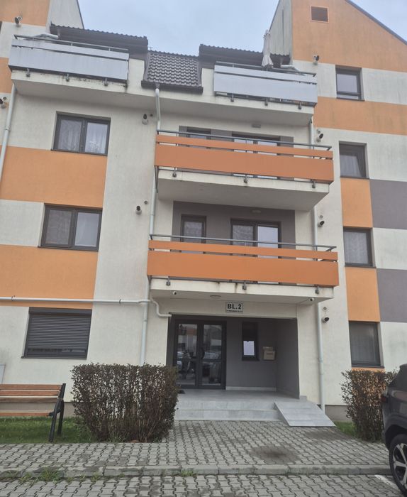 Închiriez apartament cu 2 camere
