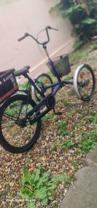 Vând bicicleta cu trei roti