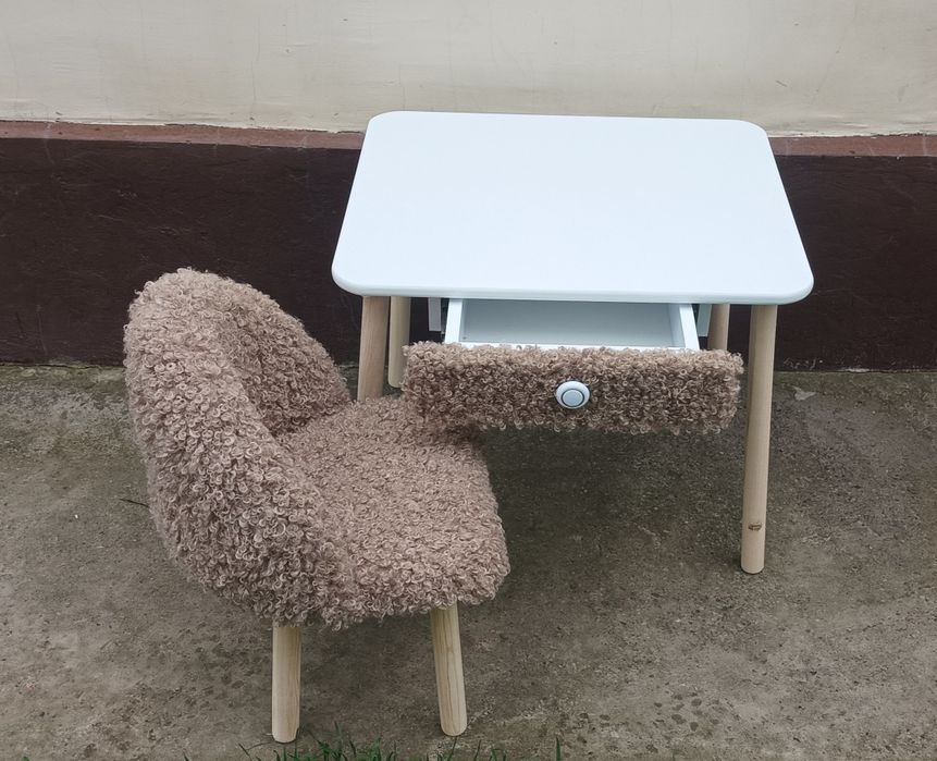 Детский стол и стульчик.