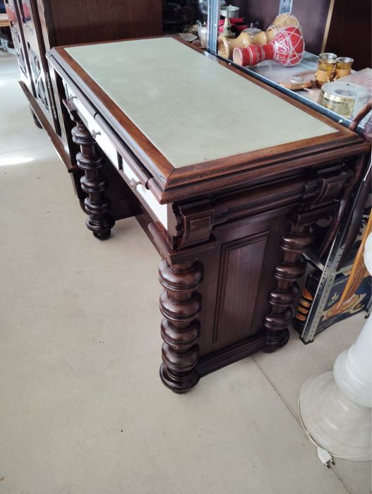 Старинно бюро с кожен плот