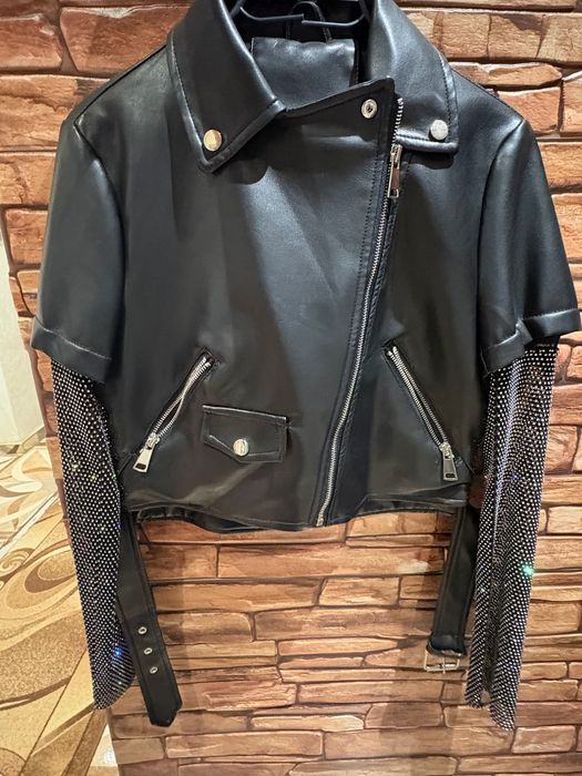 Късо кожено яке тип „Biker“ с ръкави от кристална мрежа