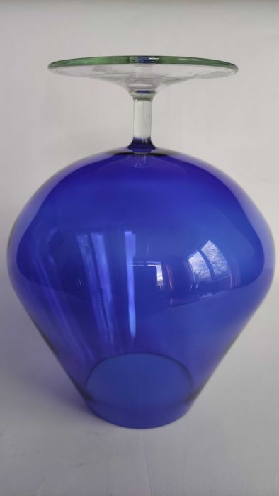 Две големи тънкостенни чаши от цветно стъкло