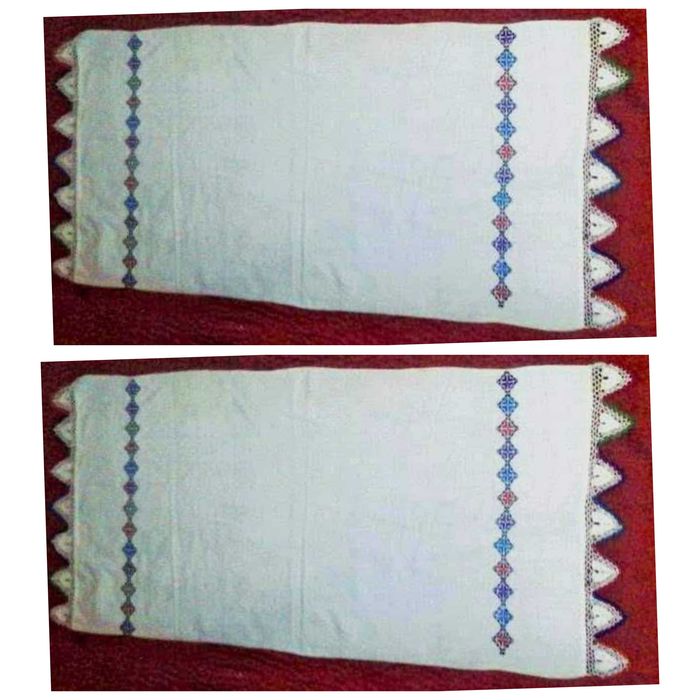 Fata de masa traditionala tesuta manual din canepa si cusuta manual in punct cruce, cu dantela macrame aplicata la capete