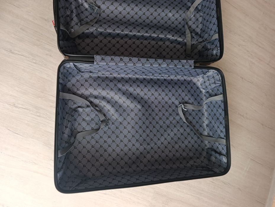 Чисто нов голям куфар на Pierre Cardin