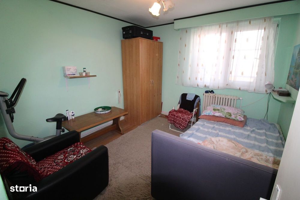Vând apartament cu 3 camere în Hunedoara, Micro6-Str.Batiz, etaj 3...