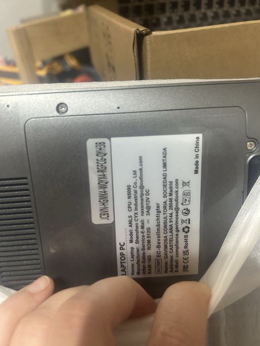 Laptop PC cu 16GB RAM LPDDR4, SSD de 512GB