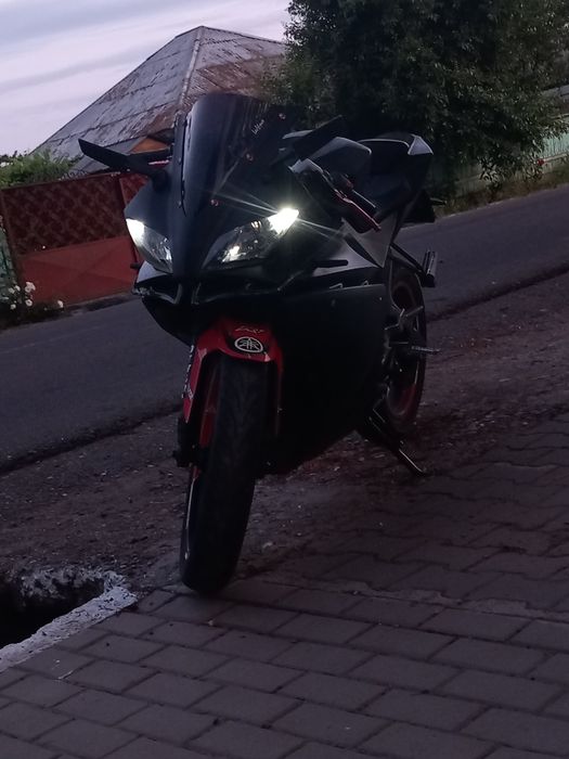 Vând yamaha yzf r125 2013