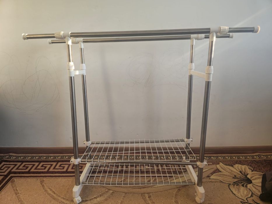 Напольная вешалка для одежды с полками