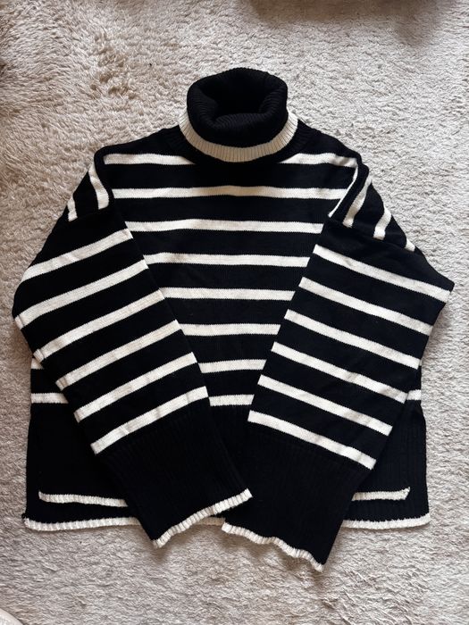 Теплый свитер в полоску