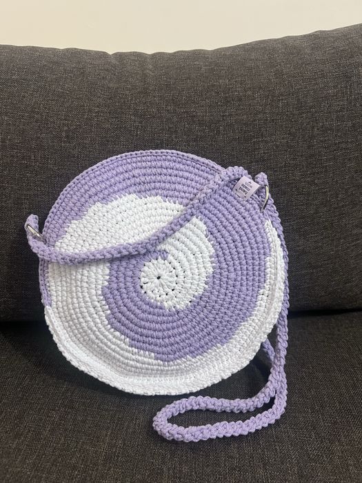 Ръчно плетена чанта в лилаво и бяло