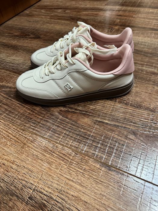 Кроссовки от бренда Tommy Hilfiger