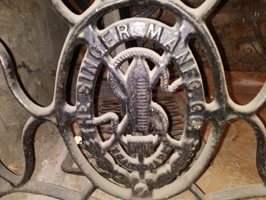 Стол чугунный Зингер