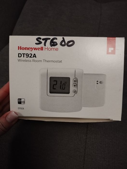 Wireless room thermostat