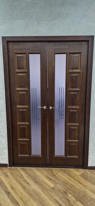 Двери стол и стули