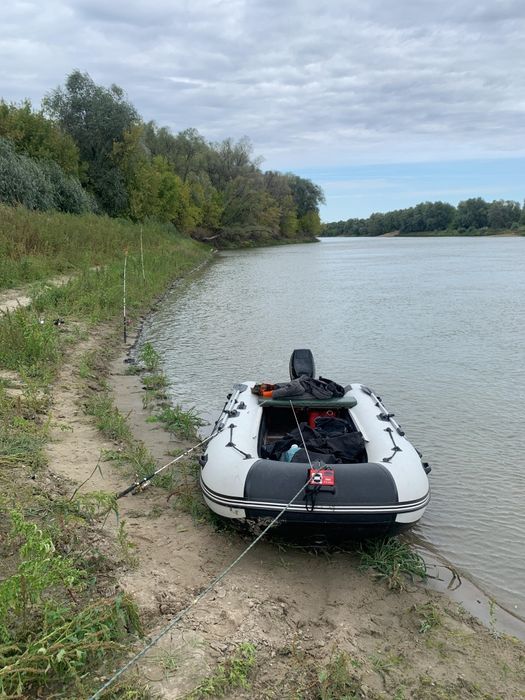 Продам лодку Ривер ботас 3700