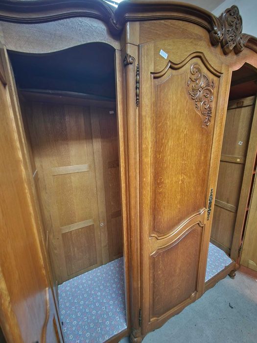 Четирикрилен гардероб изработен от бял дъб в стил "ЛУИ XV"