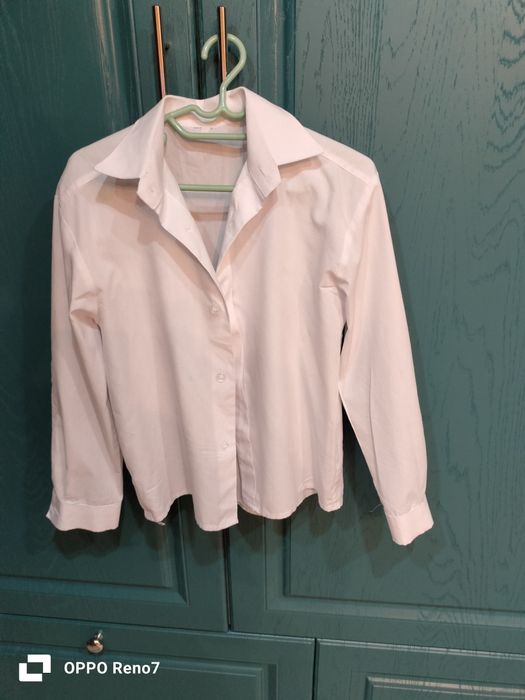 Продам школьные белые рубашки