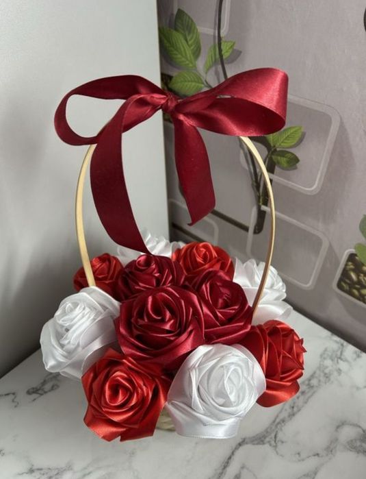 Декоративные розы в корзинке