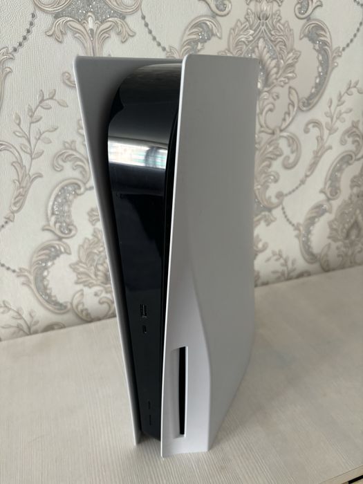 Playstation 5 с двумя джоистиками