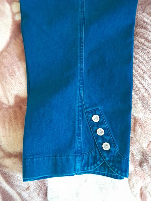 Женские джинсовые бриджи.