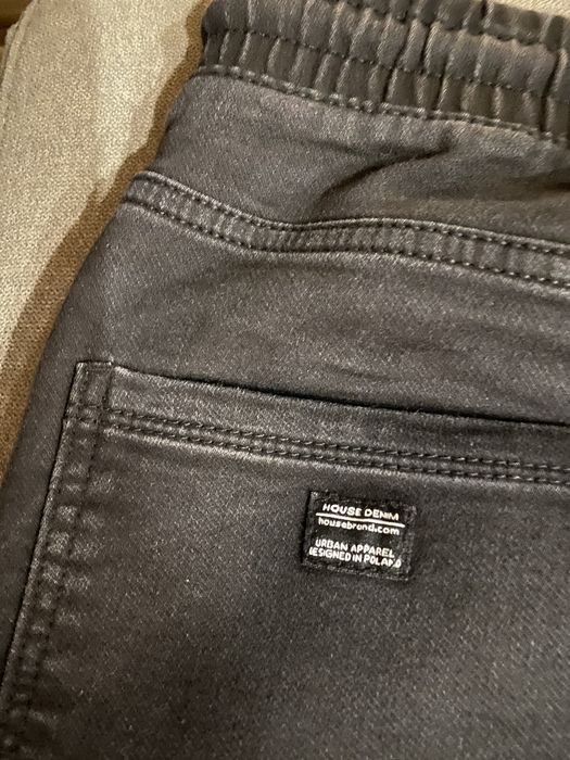 Черни панталони..