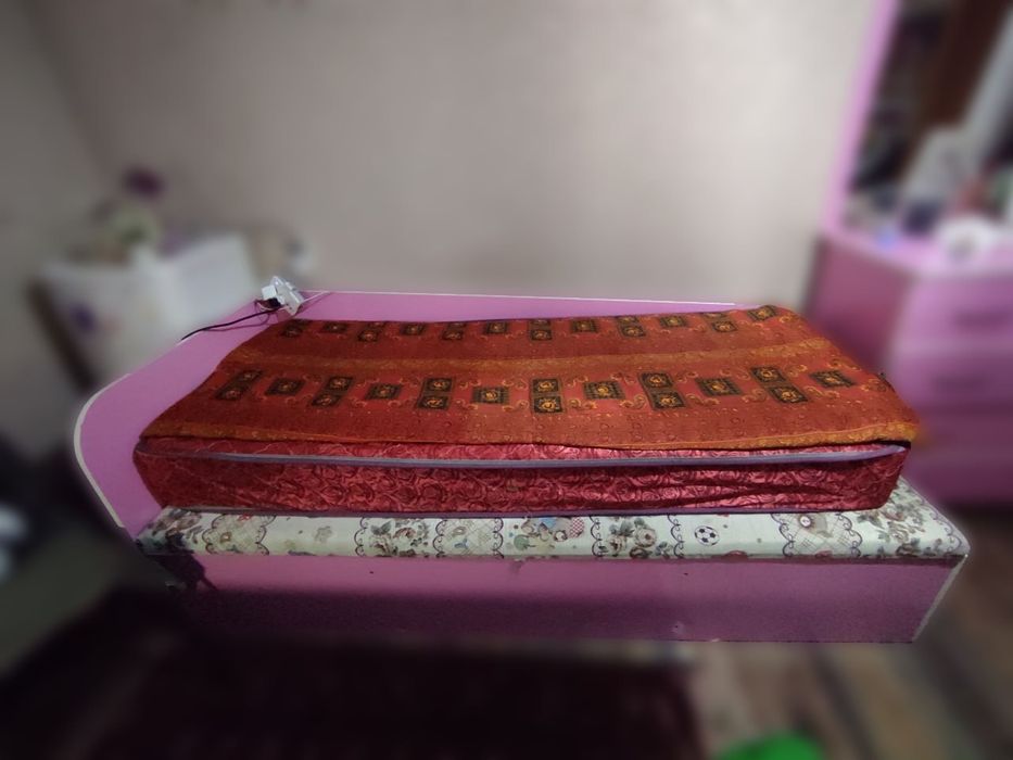 Комплект мебели из комода, тумбочки и кровати