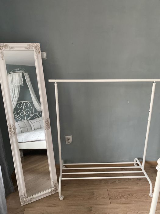 Поставка за закачане на дрехи