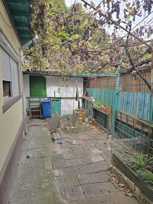 Casă ultracentral Medgidia, 151 mp construiți, teren 200 mp, garaj, curte si 2 magazii.