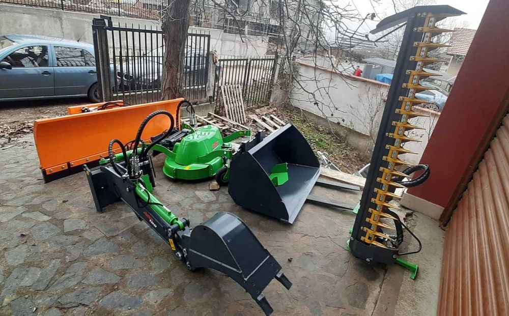 Мини челен товарач AVANT 528/5 Приставки/Отлично Състояние!!!