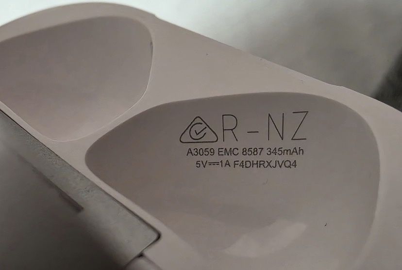 airpods 4  със синьо калъфче (използвани)