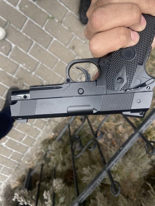 Продам игрушечный пистолет