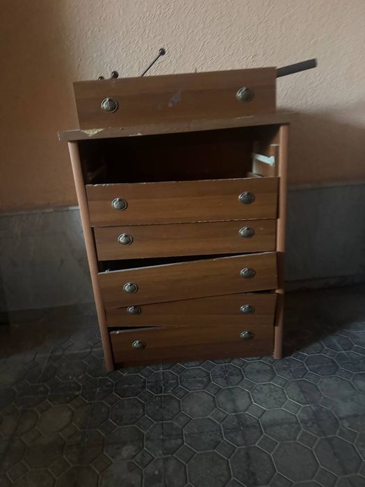 Комод, 6 та тортмали, тортмалари олинади, четидаги роликини янгаш кера