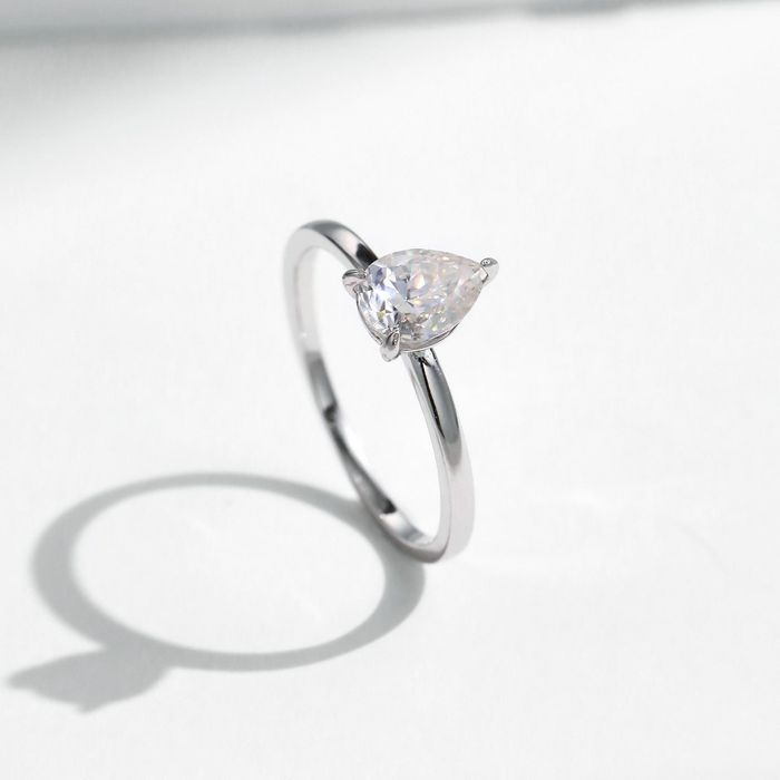 Кольцо с муассанитом 0.80 ct в огранке «Груша»