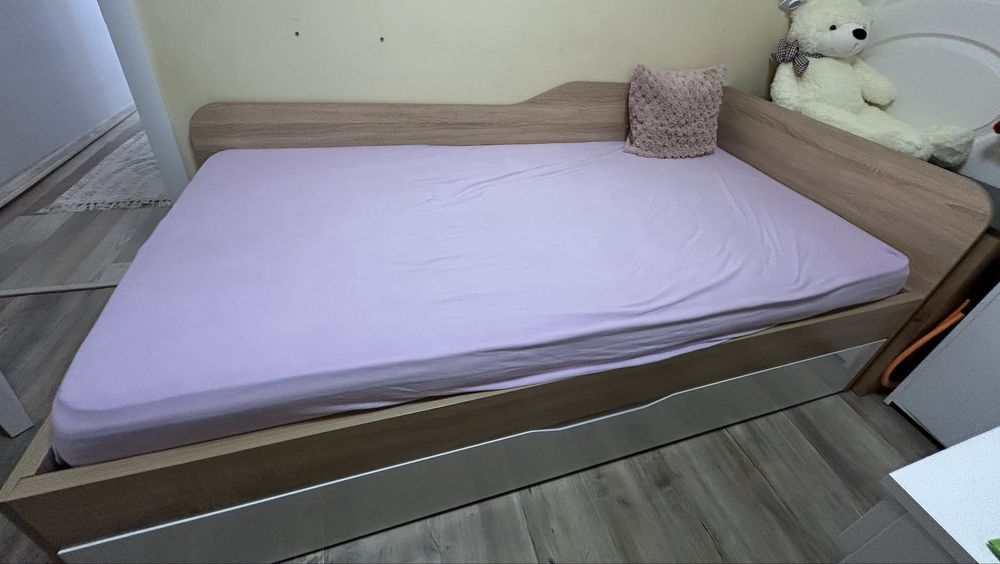 Детско легло  и матрак . Леглото е изключително запазено !