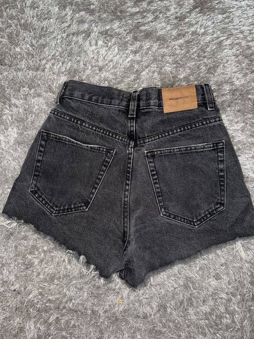 Черни къси панталони и тениска с панделки