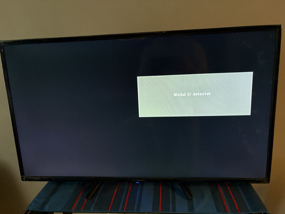 Vand televizor aproape nou