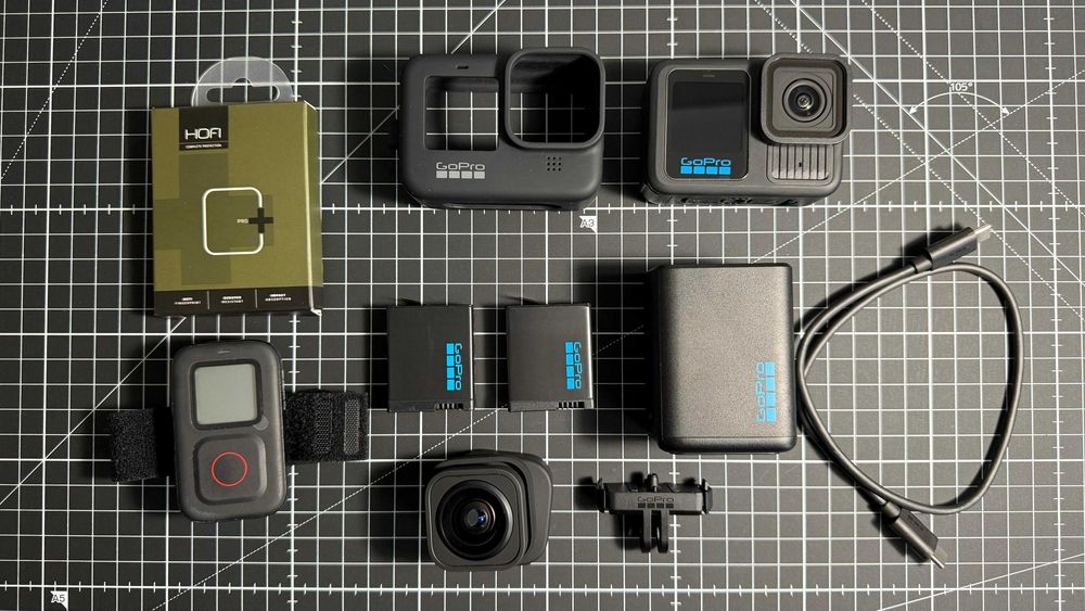 GoPro Hero 13 Black cu 2 extra baterii, lentila ultrawide, telecomanda si prindere magnetica