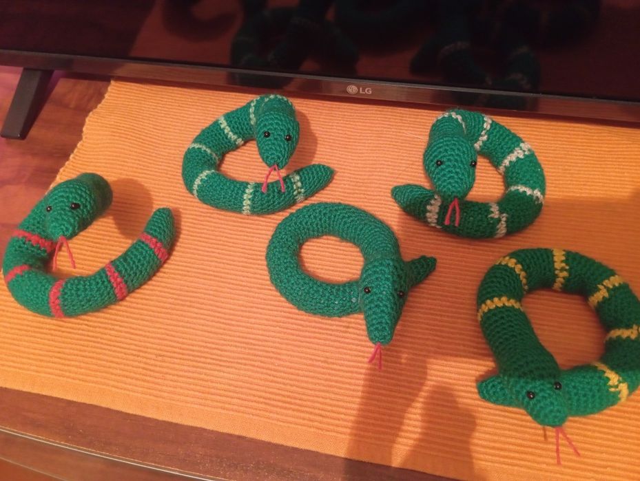 Змейки связанные крючком