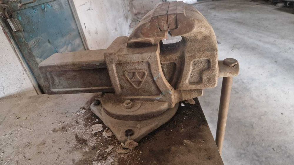 Тиски слесарные ТСЧ-140 мм, чугун, СССР  ГОСТ 4045-75 губцы 14см