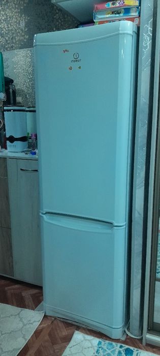 Продам холодильник indesit