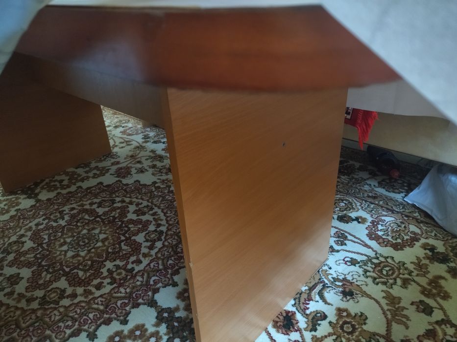 Кухонный уголок с двумя табурет