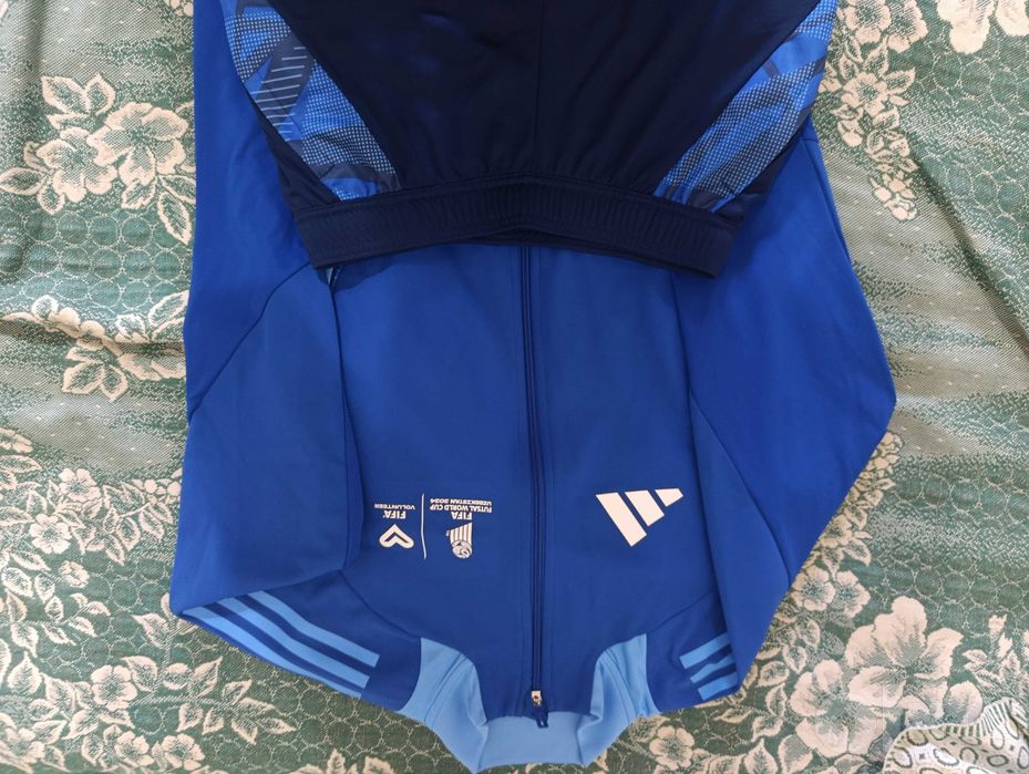 Продается оригинальный спортивный костюм Adidas