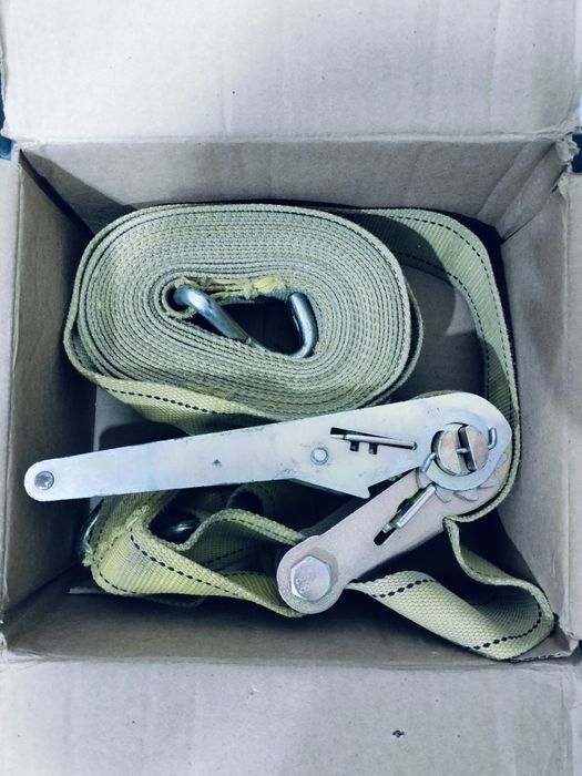 Стяжной ремень для крепления груза.