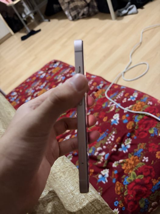 Айфон 13 в розовом цвете