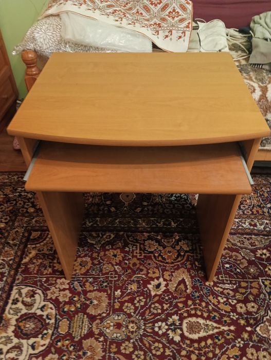 Продавам малко компютърно бюро